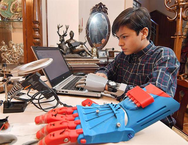 Leonardo Viscarra tiene 14 años y fabricó su propia mano robótica [FOTOS]
