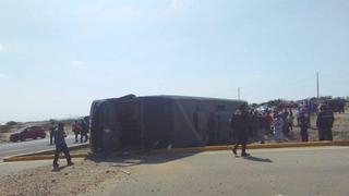 La Libertad: al menos 10 muertos deja despiste y volcadura de bus en ingreso al distrito de San Pedro de Lloc