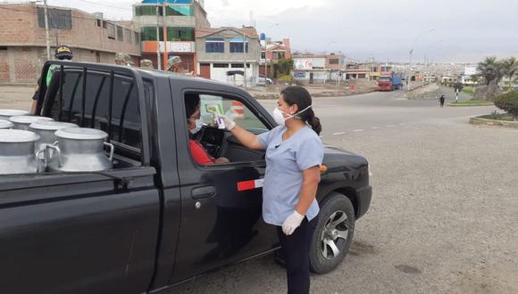 Personal de Salud especializado controla estado de salud de los transportistas que ingresan a Tacna con la finalidad de detectar posibles casos de coronavirus.