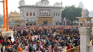 Entra sin permiso al Templo Dorado de la India y fieles se le van encima y lo matan a golpes