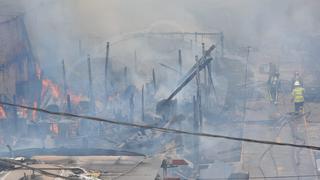 Bomberos sofocaron incendio en taller de madera en el Cercado de Lima | VIDEO