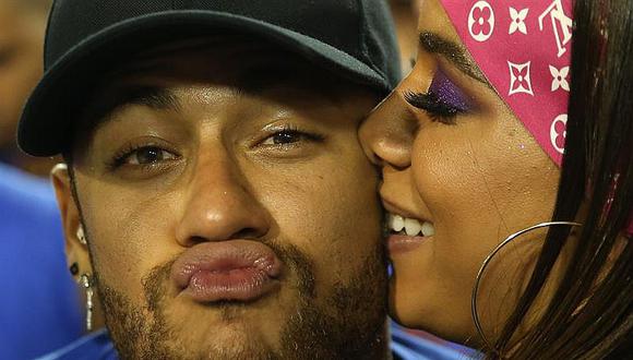 ​Neymar deja Brasil en medio de un lío de faldas por besos con cantante