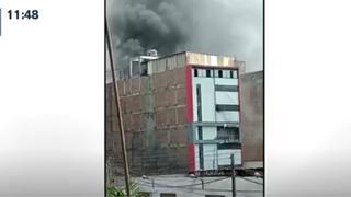 La Victoria: bomberos atienden incendio en edificio ubicado en el Jr. Ignacio Cossio | VIDEO 