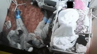Coronavirus: La verdad detrás de la foto de médicos duermen en el piso junto a paciente