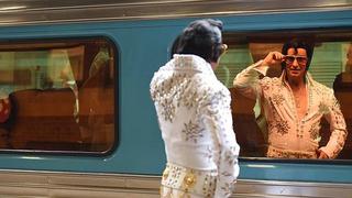 Australia: Decenas de 'Elvis Presley' van en tren para festival 