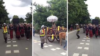 Policía de tránsito es la sensación en desfile con su particular baile