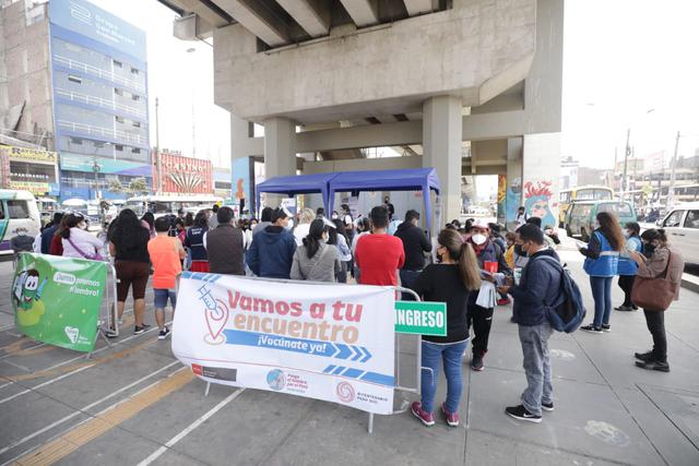 Decenas de personas mayores de 23 años llegaron este jueves a la estación del tren Los Jardines del Metro de Lima, ubicado en el distrito de San Juan de Lurigancho, para recibir su vacuna contra el coronavirus (COVID-19) como parte de la estrategia del Ministerio de Salud (Minsa) “Vamos a tu encuentro, vacúnate ya”. (Foto: Britanie Arroyo/@photo.gec)
