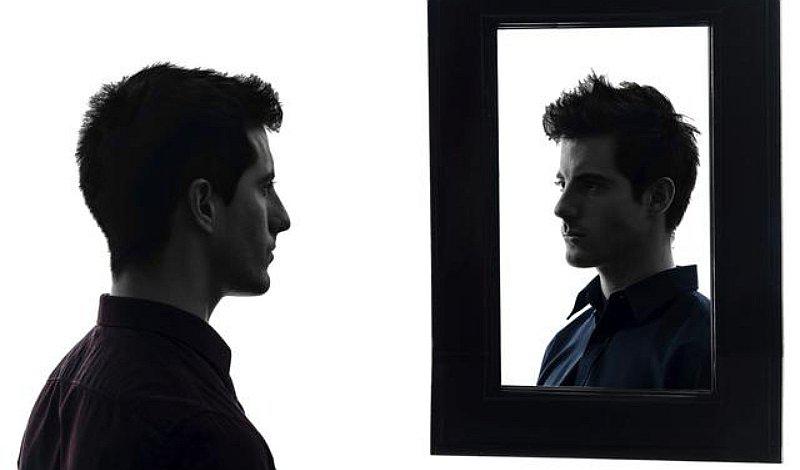 ¿Son los espejos portales o transmisores de energía?