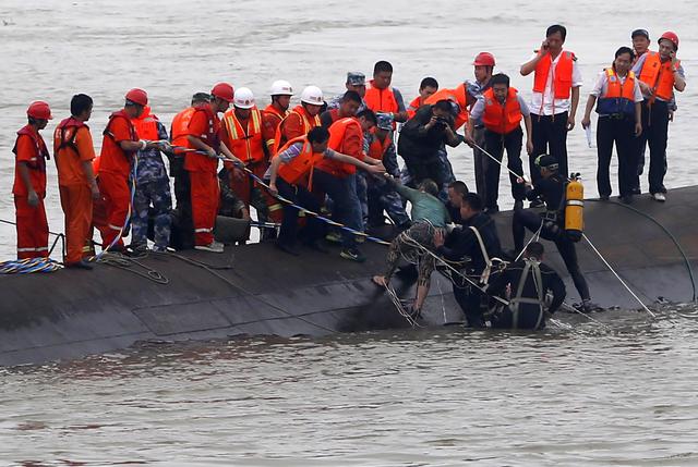 China: Más de 400 desaparecidos al naufragar barco