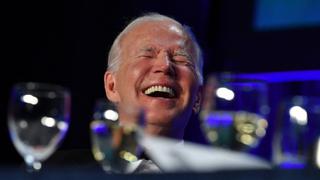 Estados Unidos: Biden se burla de su baja popularidad y acepta bromas sobre la crisis