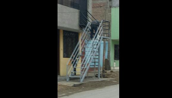 VMT: construyen escalera metálica en plena calle