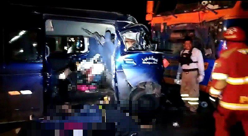 ​Moquegua: choque frontal de tráiler y miniván deja a 9 personas muertas
