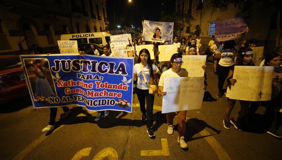 Familiares de Katherine Gómez marcharon este último sábado en las calles del centro de Lima para exigir justicia en su caso y la pronta captura del feminicida Sergio Tarache Parra.