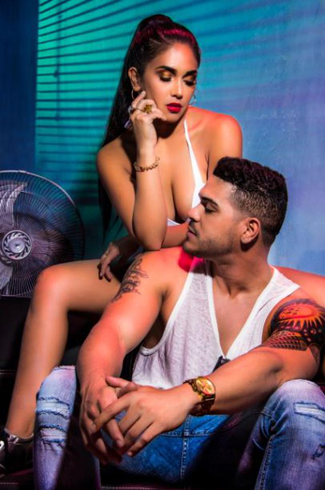 ​Vania Bludau también derrocha sensualidad como cantante [FOTOS Y VIDEO]