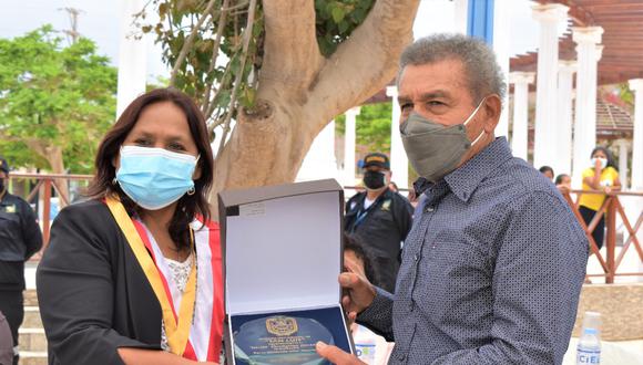 La alcaldesa de Cañete, Delia Solórzano Carrión entregó una placa recordatoria a Héctor Chumpitaz por su trayectoria como deportista. Fotos: Municipalidad de San Luis de Cañete.