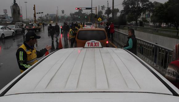Lima: Multan a taxistas por no llevar franja distintiva 