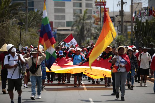 Manifestantes provenientes del sur del Perú marcharon frente la Embajada de Estados Unidos. Foto: Lenin Tadeo/GEC