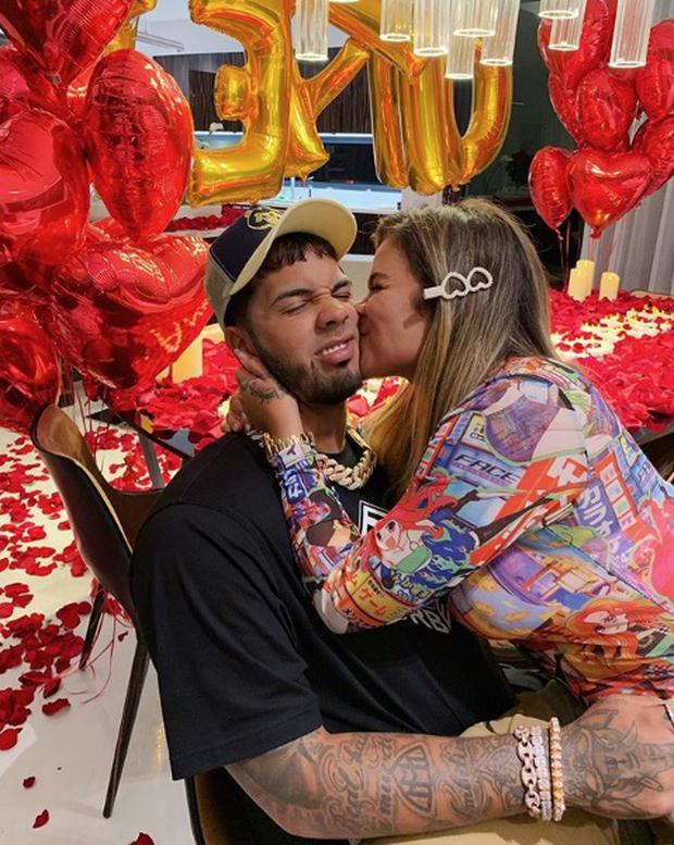 Anuel AA sorprende a Karol G con lujoso regalo por su