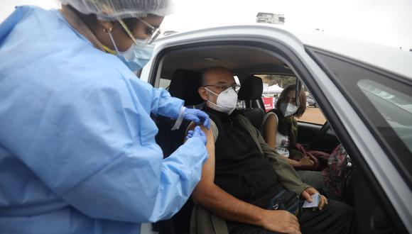 Desde el 30 de junio, las personas mayores de 50 años de edad, residentes en Lima Metropolitana y Callao, empezaron a recibir su primera dosis de la vacuna contra el coronavirus. (Foto: GEC)