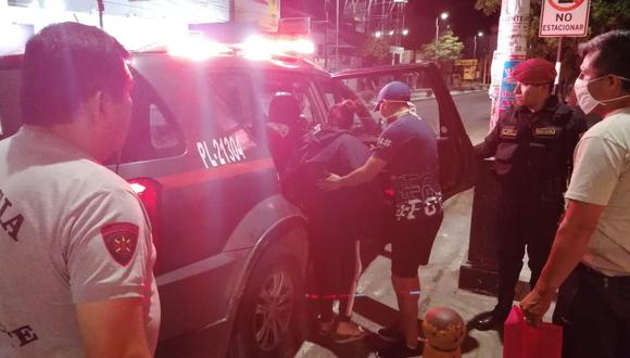 Durante la inmovilización social obligatoria, agentes de la Región Policial de La Libertad apoyaron a una madre y a su bebé a trasladarlos al hospital de emergencia. (PNP)