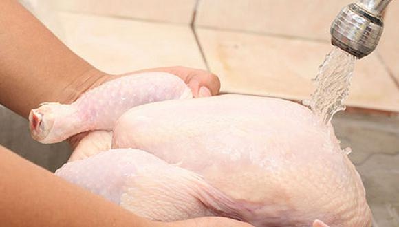 Lavar el pollo aumenta riesgo de intoxicación alimentaria