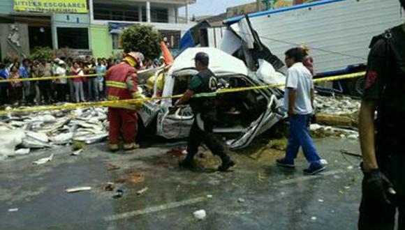 Tragedia en Ventanilla: Varios muertos por choque de camión contra combi y paradero