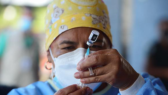 Una trabajadora de la salud prepara una dosis de la vacuna Pfizer / BioNTech contra el coronavirus COVID-19 en el Instituto Central Vicente Cáceres en Tegucigalpa, Honduras, el 13 de septiembre de 2021. (ORLANDO SIERRA / AFP).