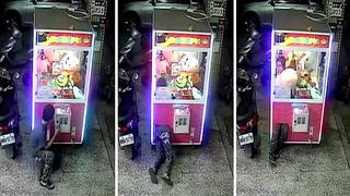 Sujeto se mete a máquina de peluches para robarse algunos (VIDEO)