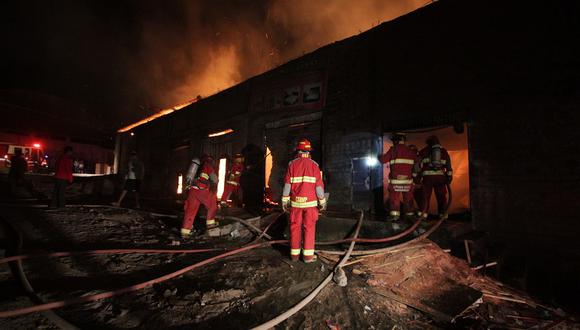 Incendio en Parque Industrial de Villa El Salvador 
