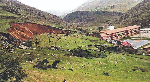 Lluvias causan que tierra se abra y se 'trague' colegio en Apurímac