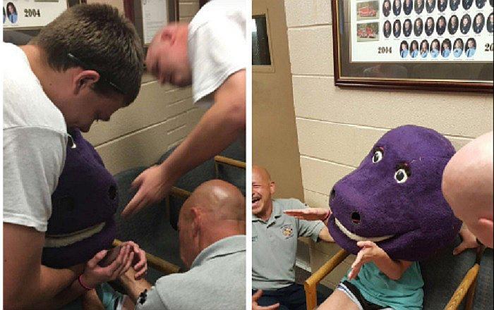 YouTube: Quiso asustar con disfraz de "Barney" pero se llevó una sorpresa [VIDEO]