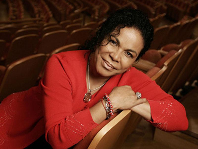 De gira en Chile Eva Ayllón dice: "trabajo como negra para vivir como blanca"