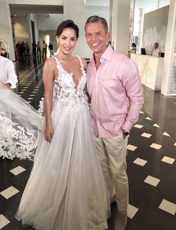 Sin senos sí hay paraíso: los hermosos vestidos que Carmen Villalobos  utilizó en su boda│VIDEO Ojo Web | OJO-SHOW | OJO