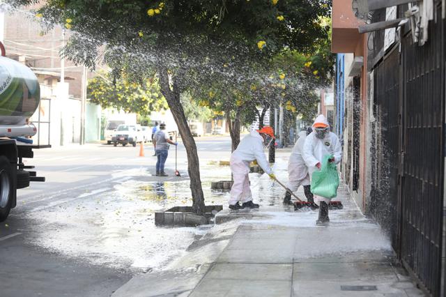 La Municipalidad de Lince realizó trabajos de limpieza y desinfección en la cuadra 21 del Jr. Francisco Lazo. (Foto: Britanie Arroyo/GEC)