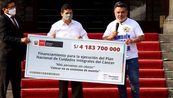 Andrés Hurtado, fue uno de los invitados especiales de Palacio de Gobierno la tarde del jueves, luego de que se aprobara una inversión de más de 4 mil millones de soles a favor de las personas que sufren algún tipo de cáncer.