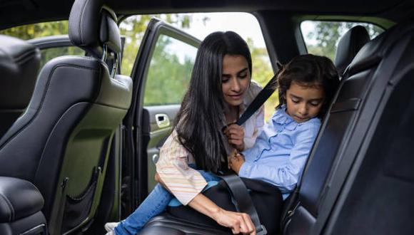 Te contamos porqué es importante el uso adecuado de un cinturón de seguridad, y cómo debes ponértelo para evitar desenlaces fatales. (Foto: iStock)