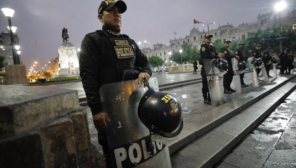 Policías resguardan el centro de Lima. Foto: GEC