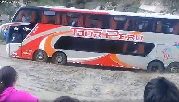 Facebook: pasajeros unen fuerzas y hacen esta hazaña para mover bus tras huaico (VIDEO)