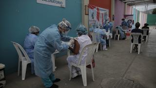 Colegio Médico pide al Minsa vacunar con una “dosis de refuerzo” contra el COVID-19 a profesionales de la salud
