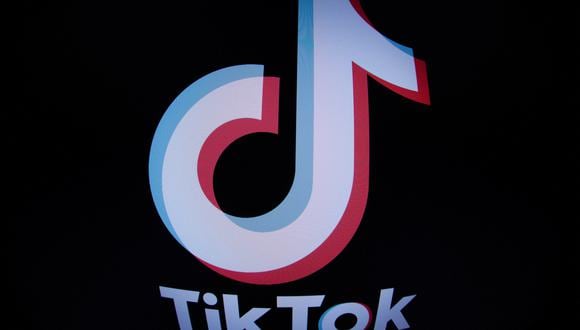 Esta fotografía tomada con una lente de ojo de pez en París el 1 de marzo de 2023 muestra el logotipo de la aplicación de redes sociales TikTok. (Foto de JOEL SAGET / AFP)