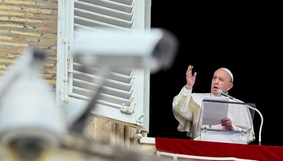 El Papa Francisco habla desde la ventana del palacio apostólico con vista a la plaza de San Pedro en el Vaticano durante la oración semanal del Ángelus el 6 de junio de 2021. (Foto de VINCENZO PINTO / AFP).