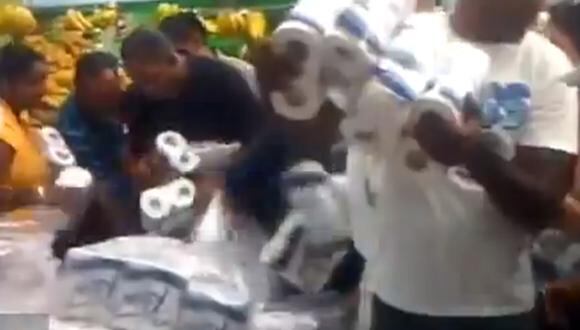 Venezolanos se pelean por un rollo de papel higiénico [VIDEO]