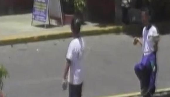 Ica: Profesor castigaba a sus alumnas en plena calle [VIDEO]