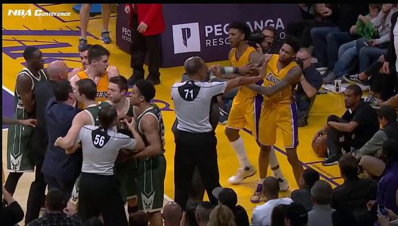 NBA: Critican a árbitro por dejar golpear a jugador de los Lakers