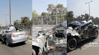 Captan un auto totalmente destruido por un choque circulando por la carretera