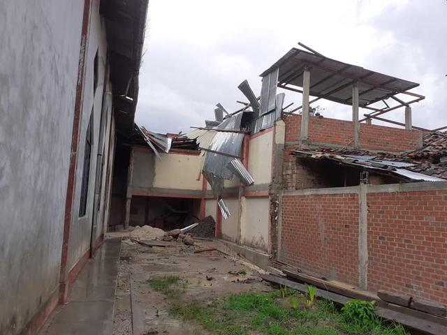 Los fuertes vientos ocasionaron que vuelen y se deprendan los techos de las casas en el distrito de San Nicolás. (Foto: Lina Camus)