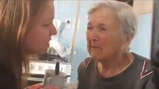 Abuela con alzheimer le dice a su nieta "te amo", mientras la alimentaba (VIDEO)