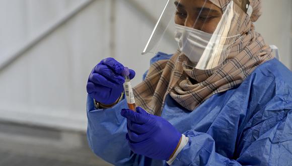 Una médico recoge una muestra de hisopo en un sitio de pruebas de manejo de Covid-19 en Jerusalén el 29 de noviembre de 2021. (Foto de AHMAD GHARABLI / AFP)