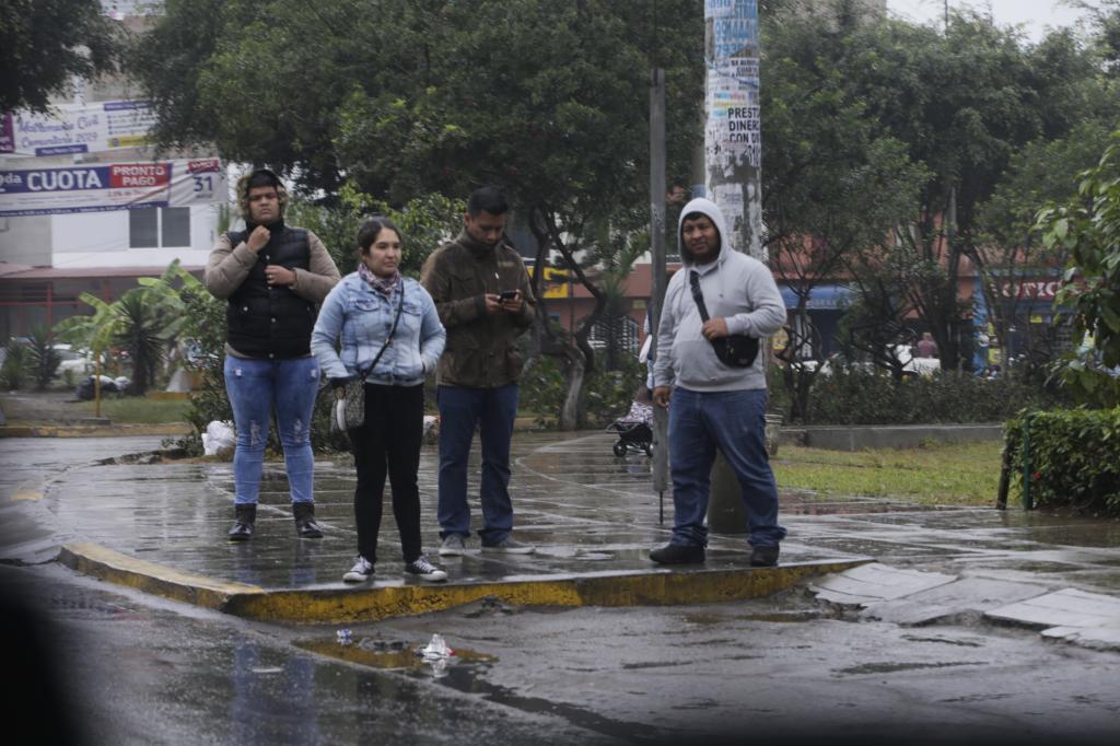 		Lluvia de invierno inunda las calles de Lima - Frio Invierno calles mojadas	