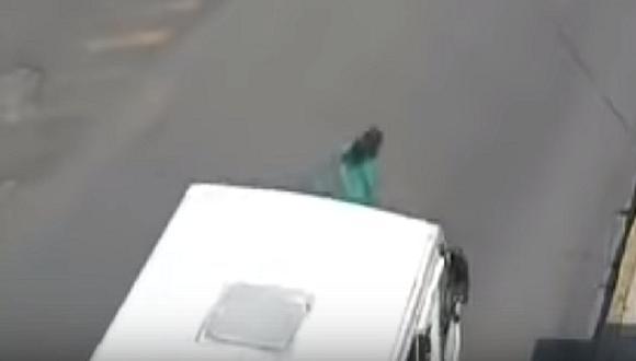 ​Mujer es atropellada por bus, pero resulta ilesa de milagro (VIDEO)